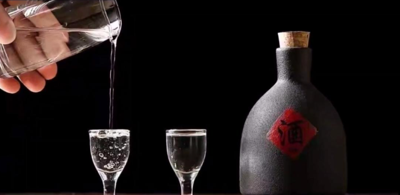 酒精和帕金森的关系:帕友喝酒会不会加重病情?医生这样说的